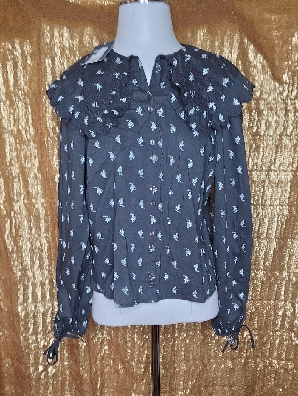 Universal Thread Gray Floral Scalloped Collar Button-Front Blouse